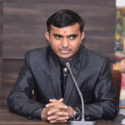 गरीबों के मसीहा: डॉक्टर जिग्नेश हडियाल
