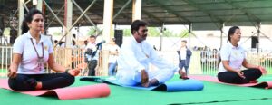 अन्तर्राष्ट्रीय योग दिवस पर राज्य स्तरीय कार्यक्रम में लगभग 21 हजार लोगों ने सामूहिक योगाभ्यास कर एक विश्व एक स्वास्थ्य और हर घर योग का संदेश दिया