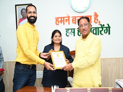 बालोद के धीरज शर्मा ने भुजंगासन कर रचा इतिहास, गोल्डन बुक ऑफ वर्ल्ड रिकॉर्ड में दर्ज